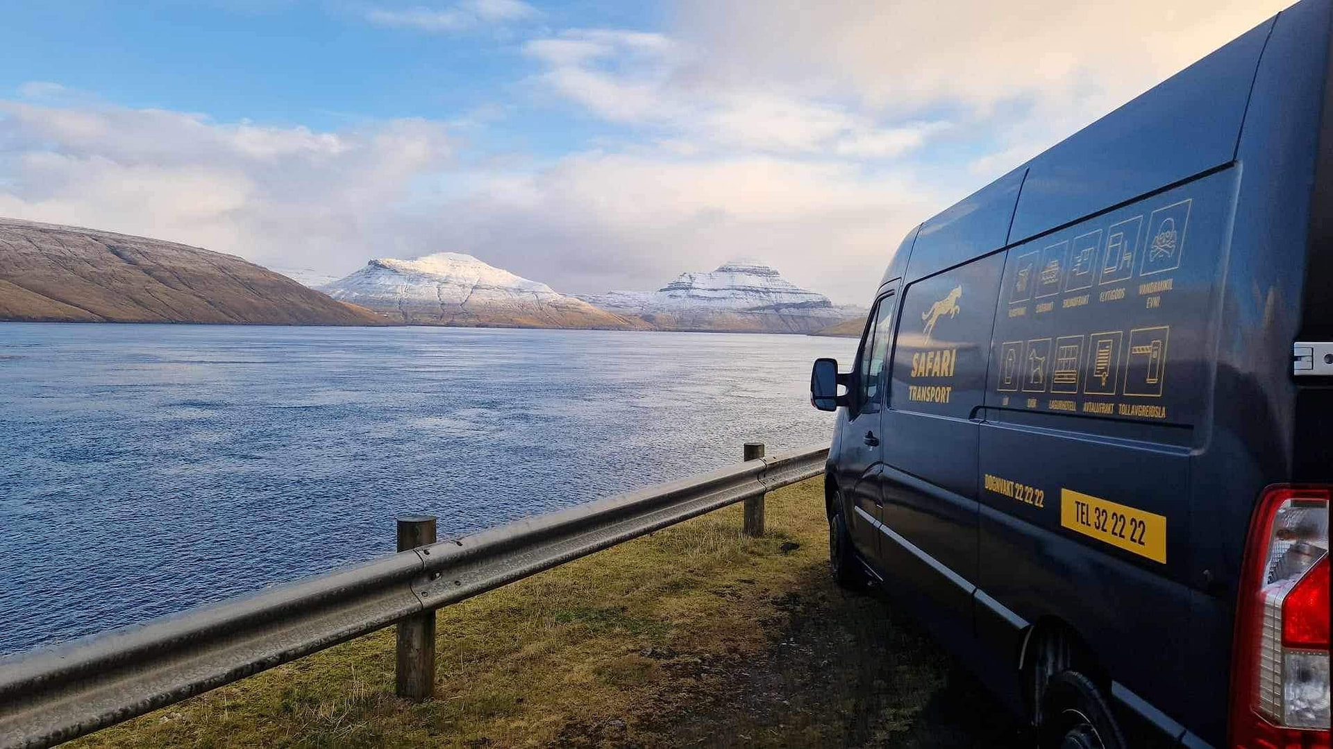 Safari Transport vørubilur við ein føroyskan fjørð